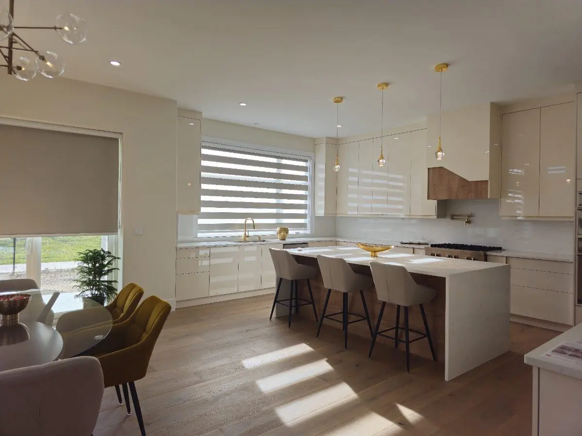 Zebra blinds or roller shades: which suits your room?