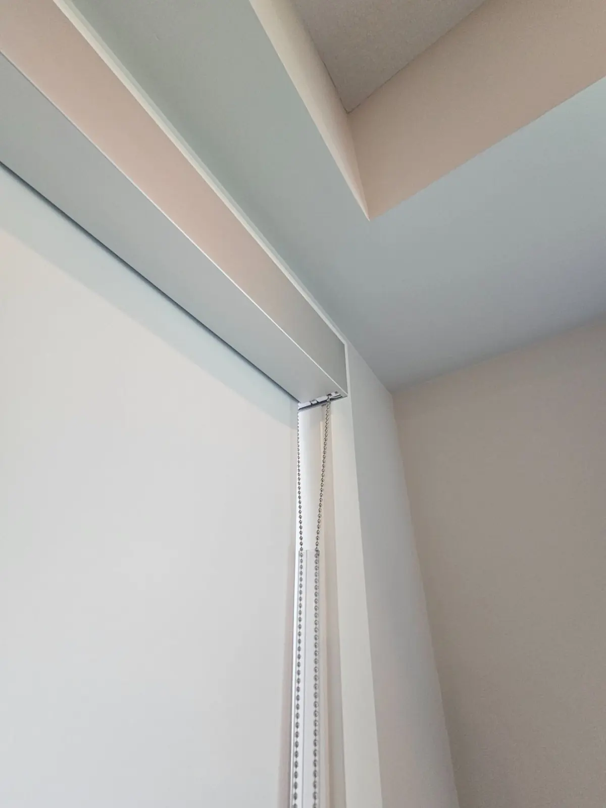 Commercial roller shade with aluminum fascia and side channel